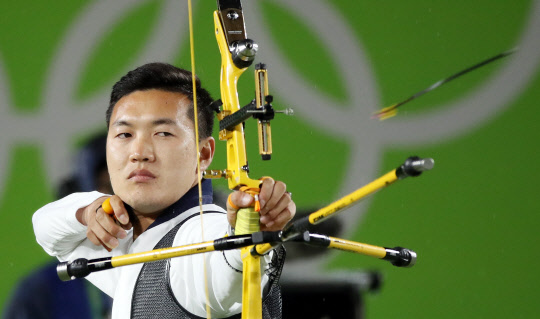 구본찬, 개인전 메달 향해 순항  한국 남자양궁의 구본찬이 10일(현지시간) 브라질 리우데자네이루 삼보드로무 경기장에서 열린 2016 리우올림픽 남자양궁 개인전 32강전에서 활을 쏘고 있다. 구본찬은 이날 승리해 16강에 진출했다.